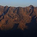 Die untergehende Sonne zaubert eine schöne Farbe an die Gipfel über dem Lötschental. Von links nach rechts: Wilerhorn (3307,4m), Chastlerhorn (3185m) und Hogleifa (3278m).