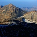 Ferdenrothorn (3180,2m) und Gitzifurggu (2912m).<br /><br />Davor ist der breite Gratrücken über dem Lötschenpass / Lötschepass (2676m) wo wir auf halber Höhe unser Biwak einrichteten.