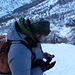 Unser Bergführer Manu checkt die Abfahrt per Footo auf seinem Nokia Handy ......