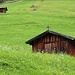 schöne Holzhütten im Aufstieg
