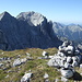 Auf dem Gipfel der Lackenkarspitze. Im Mittelgrund links die Grabenkarspitze und rechts davon die Östliche Karwendelspitze.  