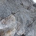 Oben: das oberste Band durch die Nordwestwand des Höch Turms. Es muss durch ein paar Meter Kletterei von unten erreicht werden (um den vorstehenden, helleren Felsblock). 2012 half für die obersten Meter ein Seil (in Bildmitte sichtbar).