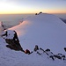 weitere Gipfelstürmer erreichen die Zumsteinspitze - während die Sonne bereits erste Strahlen zum Colle Gnifetti und zur Signalkuppe entsendet