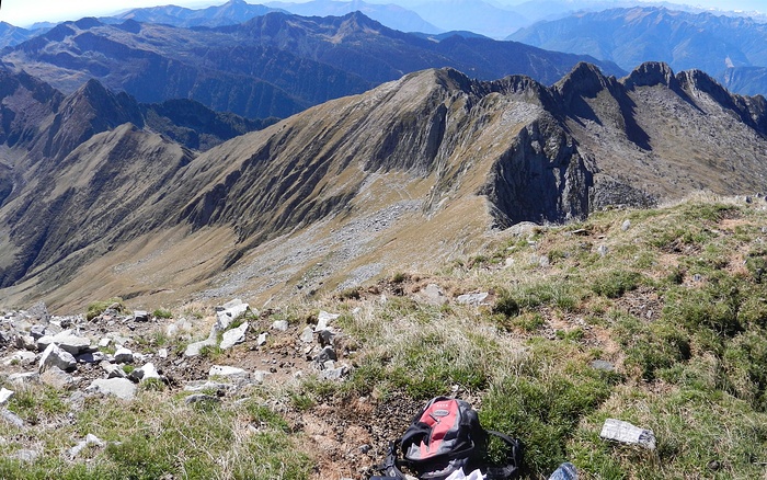 Auf Dem Gipfel Blick Zur ck Zur Passregion am Linken hikr 