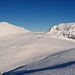 links der Lueglespitz 2028m mit der verblasenen Südflanke, weiter rechts wäre der Schnee wohl besser gewesen, rechts das Niderhorn 2078m