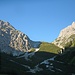 Hier geht's hoch ins Dreisattelkar; links Zwölferspitze, rechts die Ruitelspitzen, auf die von der anderen Seite ein markierter Wanderweg führt.