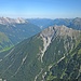 Blick über's Lechtal nach Nordosten; vorne markant die Wannenspitze (dahinter die Lichtspitze), im Hintergrund Tannheimer Berge und Ammergauer Alpen.