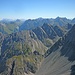 Blick zur markanten Großen Schlenkerspitze; links hinten die Zugspitze.