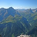 Gigantische Berge: Freispitze; Vorderseespitze, Feuerspitze, Wetterspitze; dazwischen das Alperschontal. Im Hintergrund das Verwall.
