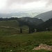 Blick von der Gori-Alm ins wolkenverhangene Chiemgau