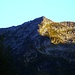 Letzte Sonnenstrahlen auf dem Pizzo Alzasca 2262m - gut sichtbar das Felsenfenster