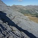 Vom Abstieg über den SSE-Grat geht der Blick über mächtige Plattenschüsse zu Cresta di Madéi, Cima di Cregnell und Rosso di Ribia