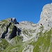 Wildhuser Schafberg - mit der markanten Ostwandrinne zwischen den beiden Gipfeln. Durch diesen Trichter führt der Bergweg u. a. zum Nädligergrat.