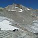 Ausblick vom Sattel bei P. 2799m. Der weitere Anstieg erfolgt geradeaus über den Gletscher. Dann über die Schutthalden hinauf zum oberen Firnband, das nach rechts bis zum Einstieg am Südgrat des Chli Düssi gequert wird.
