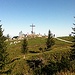 Der mit einem Gipfelkreuz bestückte Buckel des Hirschsteins(1480m) - damit auch die Senioren einen Gipfel "erobern" können... 