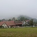 die Ortschaft Müliberg liegt noch im Nebel