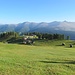 Jenseits des Pustertales grüne Hügel - die niedrigeren Berge der Deferegger Alpen.