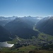 Blick vom Panoramaweg zum Davosersee und Davos Dorf. Rechts der Bildmitte sieht man das Dischmatal, links das Flüelatal.