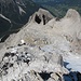 Wieder im Abstieg - Tiefblick auf die plateauartige Rotwandscharte mit dem Felskopf namens Wurzbach (2745 m).