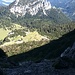 An einigen Öffnungen in der Felsmauer reicht der Blick zur gegenüberliegenden Gedererwand (1398m) - auch ein interessantes, weit weniger bekanntes Ziel