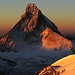 Erste Sonnenstrahlen erwärmen das Matterhorn..
