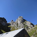 Der Gamsturm thront über dem Dach der Alp Schrenit