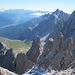 Von der Rotwandspitze zieht der Südostgrat mit einer Reihe von Türmen und Scharten hinab - die Namenszuordnung ist nicht einfach.<br />Von oben nach unten Torre Pellegrini (2757m), Poperaturm (2540m), Dente di Popera (2528m), Papernkofel (2522m), Burg, Neuner (2582m), Triangolo, Arzalpenkopf (2371m). Vom letztgenannten zweigt nach rechts südlich der begrünte Creston Popera ab (Ruine des ehemaligen Rifugio Sala).<br />Am unteren Ende des Vallon Popera ist links neben dem Schneefleck auf dem Torre Pellegrini das rote Dach der Berti-Hütte zu erkennen (Bild vergrößern); von dort kann man ebenfalls in die Rotwandgruppe aufsteigen.