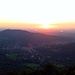 Im Vordergrund: Baden-Baden. Die Stadt liegt zum grössten Teil eingekesselt zwischen den Bergen.<br />Dahinter: Der Fremersberg mit Sonnenuntergang.