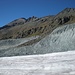Hier sind wir am Morgen von der Moräne auf den Gletscher gegangen. Dieser Abbruch ist nicht gerade alt, der ursprüngliche Weg verlief über die Moräne, jetzt kann gut darüber abgestiegen werden.