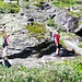 Nanet und [u Pfaelzer] balancieren auf einem Mäuerchen beim Aufstieg zum See Louettes Econdoué. Die Pfadspuren sind hier (noch) nicht markiert