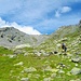 Hier ist der (mit einigen Steinmännern markierten) Aufstieg zum Col du Mont Gelé noch grasig...