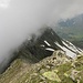 Wolken verhüllen immer wieder Teile des Grats und schaffen eine dramatische Stimmung