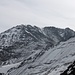 <b>La Weißseespitze (3532 m) vista dal Falginjoch (3107 m).<br />Attualmente le condizioni sono già autunnali: una spolverata di neve copre il crinale rendendolo insidioso. Valuto che sia da imprudenti avventurarsi in solitaria, senza sicurezza e per la prima volta su un tale terreno. </b>