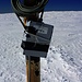 Auf dem Schneeberg Dôme du Goûter (4304m) hat es weder Gipfelkreuz noch Gipfelbuch. Dafür steht nahe beim höchsten Punkt eine Messtation der Schweizer Firma Stump für Bohr- und Messtechnik.