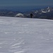 Oli erreicht den ausgedehnten Gipfel des Dôme du Goûter (4304m). Am Horizont sind die Dents du Midi mit der Haute Cime (3257,4m) zu sehen.
