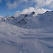 vom Pass beim Poncione Val Piana 2660m fährt man zum Gletscher di Valleggia ab, überquert den und steigt zum nächsten Übergang rechts der Spitze in der Bildmitte auf