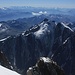Aussicht von der Grande Bosse (4510m) nach Süden zu den schroffen Gipfeln der Aiguille de Tré la Tête: Cime Orientale (3895m), Cime Centale Sud Est (3930m), Cime Centrale Nord Ouest (3917m) und Cime Nord (3892m). Genau dahinter ist die Aiguille des Glaciers (3816m).