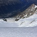 Tiefblick von der Arête des Bosses über den Glacier des Bossons hinunter auf das über 3500m tiefer liegende Chamonix (1037m).