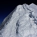 Der oberste Gipfelgrat fotografiert bei der Rückfallkuppe P.4740m. Etwa 20 Höhenmeter oberhalb trifft man auf den höchsten Punkt Italiens auf 4760m. Man erkennt die Stelle auf dem Grat an einem kleinen waggrechten Stück. Man steht dort auch direkt über den kleinen Felsen, die in der verfirnten Südflanke am höchste hinauf reichen und aus dem Schnee hervorschauen.