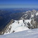 Aussicht vom Mont Blanc (4810,45m) nach Norden.<br /><br />Als "kleine" Trabenten erscheinen unter der Gipfelflanke die stolzen Gipfel Mont Maudid (4465m), Mont Blanc du Tacul  (4248m) und die verbaute Aiguille du Midi (3257m). Rechts in der oberhalb der Bildmitte sind die Aiguille Verte (4122m) und Les Droits (4000m) und dahinter am Horizont die Waadtländer- und Westlichen Berner Alpen. Links auf dem Foto erkennt man die Zacken der Dents du Midi dessen höchster Gifel die Haute Cime (3257,4m) ist.