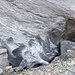 Der Fluss frass Gletschertopf-artige Strukturen in den Fels.