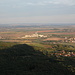 Košťál (hrad Košťálov) - Blick auf die etwa östlich des Bergs gelegenen Orte Košťálov (Ortsteil von Jenčice, vorn rechts), Čížkovice (dahinter) samt Zementwerk und Sulejovice (links).