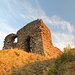 Košťál/hrad Košťálov - Blick zur Burgruine (hrad Košťálov) am Gipfel.