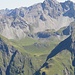 Blick aus der Grießlscharte (2632m) mit Zoom auf die Memminger Hütte (2242m) in der Bildmitte.