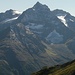 Nochmal ein Versuch mit Zoom. - Kurz nach der Kopfscharte (2484m), Blick zur Ansbacher Hütte (2376m) und dem markanten Gipfel dahinter, Hoher Riffler (3168m).