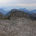 Blick über die Karstfelder des Hüendersädels zum Gross Achslenstock.<br /><br />Aus dieser Perspektive ist auch zu sehen, welcher der drei Gipfel am höchsten ist. Oder täuscht die Optik?
