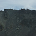 Der Ostgrat im unteren Bereich nach der Fuorcla albana. Im Bild ist eine Gruppe von drei Berggängern zu erkennen. (Beim Abstieg aufgenommen)