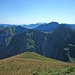 Der Blick über die Lailachspitze reicht bis zur Zugspitze (hinten, etwa Bildmitte).