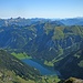 Blick über den Vilsalpsee zu Sulz- und Schochenspitze; links hinten die Tannheimer Berge, ganz hinten rechts das Zugspitzmassiv mit Deutschlands höchstem Berg.
