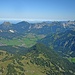 Jenseits des Tannheimer Tals zeigen sich die Charakterberge der Tannheimer Gruppe. Linke Bildhälfte Aggenstein und Brentenjoch, rechts Rote Flüh mit Gimpel, Kellespitze und Gehrenspitze.
